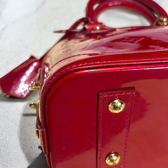 Red Vernis Louis Vuitton Alma BB - Picture 6 of 16